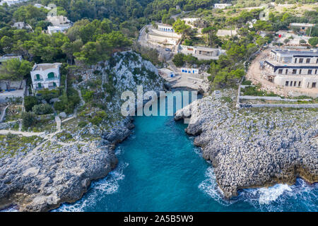 Vista aerea della spiaggia idilliaca e la baia di Cala dell'Acquaviva a Castro, Lecce, Puglia, Italia Foto Stock