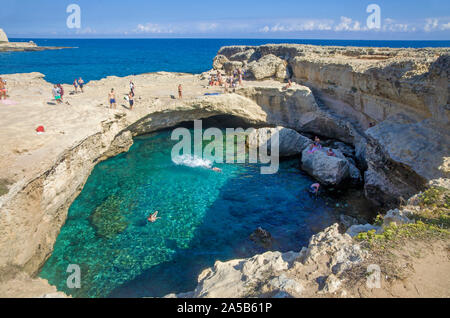 Grotta della poesia, una famosa piscina naturale, Roca Vecchia, Melendugno, Lecce, Puglia, Italia Foto Stock