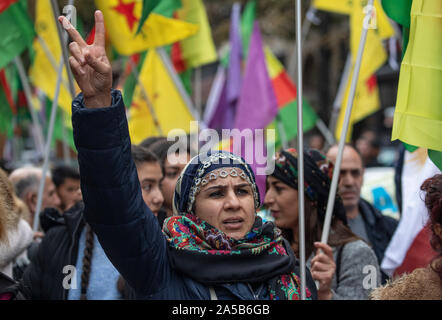 Francoforte, Germania. Xix oct, 2019. 19 ottobre 2019, Assia, Frankfurt/Main: diverse migliaia di curdi protesta nel centro della città contro il dispiegamento dell'esercito turco nel Turkish-Syrian regione di confine. Foto: Boris Roessler/dpa Credito: dpa picture alliance/Alamy Live News Foto Stock