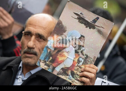 Francoforte, Germania. Xix oct, 2019. 19 ottobre 2019, Assia, Frankfurt/Main: diverse migliaia di curdi protesta nel centro della città contro il dispiegamento dell'esercito turco nel Turkish-Syrian regione di confine. Foto: Boris Roessler/dpa Credito: dpa picture alliance/Alamy Live News Foto Stock