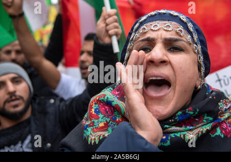 Francoforte, Germania. Xix oct, 2019. 19 ottobre 2019, Assia, Frankfurt/Main: diverse migliaia di curdi protesta nel centro della città contro il dispiegamento dell'esercito turco nel Turkish-Syrian regione di confine. Foto: Boris Roessler/dpa Credito: dpa picture alliance/Alamy Live News Foto Stock