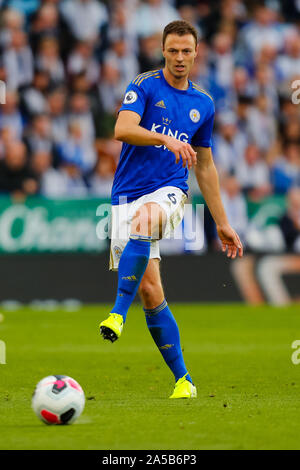 Leicester, Regno Unito. Xix oct, 2019. Il 19 ottobre 2019; il re lo stadio di potenza, Leicester, Midlands, Inghilterra; English Premier League Football, Leicester City versus Burnley; Jonny Evans di Leicester City sulla sfera - rigorosamente solo uso editoriale. Nessun uso non autorizzato di audio, video, dati, calendari, club/campionato loghi o 'live' servizi. Online in corrispondenza uso limitato a 120 immagini, nessun video emulazione. Nessun uso in scommesse, giochi o un singolo giocatore/club/league pubblicazioni Credit: Azione Plus immagini di sport/Alamy Live News Foto Stock