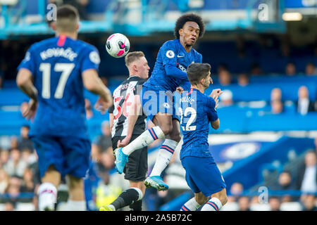 Londra, Regno Unito. Xix oct, 2019. Willian del Chelsea durante il match di Premier League tra Chelsea e Newcastle United a Stamford Bridge, Londra, Inghilterra il 19 ottobre 2019. Foto di Salvio Calabrese. Solo uso editoriale, è richiesta una licenza per uso commerciale. Nessun uso in scommesse, giochi o un singolo giocatore/club/league pubblicazioni. Credit: UK Sports Pics Ltd/Alamy Live News Foto Stock