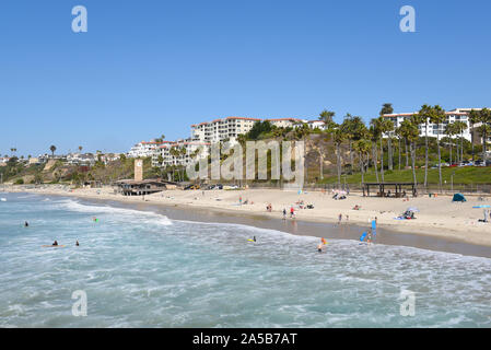 SAN CLEMENTE, CALIFORNIA - 18 OTT 2019: la spiaggia e la fascia costiera con surfers e lucertole da mare visto dal molo nel South Orange County spiaggia cittadina. Foto Stock