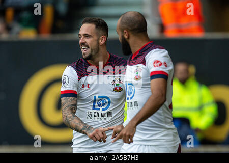 WOLVERHAMPTON, Inghilterra ottobre 19th Danny rali di Southampton celebra con Nathan Redmond di Southampton dopo rigature durante il match di Premier League tra Wolverhampton Wanderers e Southampton a Molineux, Wolverhampton sabato 19 ottobre 2019. (Credit: Alan Hayward | MI News) La fotografia può essere utilizzata solo per il giornale e/o rivista scopi editoriali, è richiesta una licenza per uso commerciale Credito: MI News & Sport /Alamy Live News Foto Stock