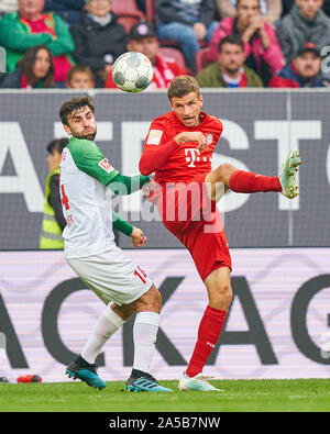 Augsburg, Germania. 19 ott 2019. Il calcio FC Augsburg - FC Bayern München, Augsburg Ottobre 19, 2019. Thomas MUELLER, Müller, FCB 25 competere per la palla, affrontando, duello, intestazione zweikampf, azione, lotta contro Jan MORAVEK, FCA 14 FC AUGSBURG - FC Bayern Munich - DFL REGOLAMENTI VIETANO QUALSIASI USO DI FOTOGRAFIE come sequenze di immagini e/o quasi-VIDEO - 1.della Lega calcio tedesca , Augsburg, 19 ottobre 2019 la stagione 2019/2020, giornata 08, FCA, FCB, © Peter Schatz / Alamy Live News Foto Stock