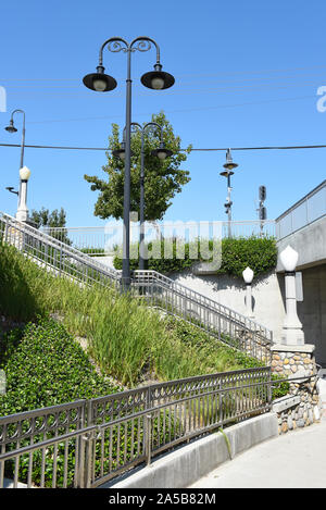 Arancione, CALIFORNIA - 14 OTT 2019: scale e rampe di handicap all'Orange stazione ferroviaria, che conduce al sottopasso che collega il nord e il Sout Foto Stock