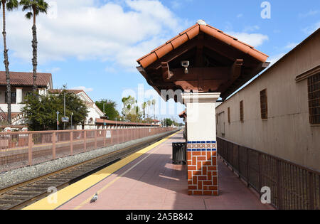 SANTA ANA, CALIFORNIA - 14 OTT 2019: la piattaforma northbound al Sant Ana stazione ferroviaria. Foto Stock