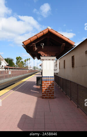 SANTA ANA, CALIFORNIA - 14 OTT 2019: la piattaforma northbound al Sant Ana stazione ferroviaria, con orientamento verticale. Foto Stock