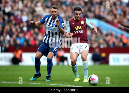 Brighton e Hove Albion's Dale Stephens (sinistra) e Aston Villa John McGinn (destra) battaglia per la palla durante il match di Premier League a Villa Park, Birmingham. Foto Stock