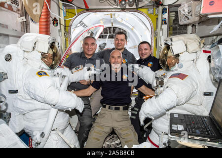 La Stazione Spaziale Internazionale, orbita terrestre. 18 ottobre, 2019. La Stazione Spaziale Internazionale Expedition 61 equipaggio prende una foto di gruppo come gli astronauti della NASA Jessica Meir e Christina Koch prepararsi a uscire dalla stazione per iniziare il primo tutti femmina spacewalk nella storia Ottobre 18, 2019 in orbita intorno alla terra. Gli astronauti sostituito una batteria difettosa di carica e di scarica di unità (BCDU) che non è riuscito ad attivare in seguito alla prima installazione di nuove batterie agli ioni di litio. Credito: NASA/Alamy Live News Foto Stock