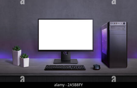 PC per videogame con schermo isolato per mockup, app o presentazione di gioco. Custodia moderna con luce RGB, la tastiera e il mouse sulla scrivania. Foto Stock