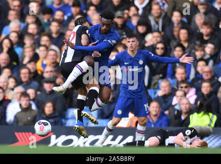 Stamford Bridge, Londra, Regno Unito. Xix oct, 2019. English Premier League Football, Chelsea contro il Newcastle United; Callum Hudson-Odoi di Chelsea e DeAndre Yedlin di Newcastle si scontrano durante un placcaggio - rigorosamente solo uso editoriale. Nessun uso non autorizzato di audio, video, dati, calendari, club/campionato loghi o 'live' servizi. Online in corrispondenza uso limitato a 120 immagini, nessun video emulazione. Nessun uso in scommesse, giochi o un singolo giocatore/club/league pubblicazioni Credito: Azione Sport Plus/Alamy Live News Foto Stock