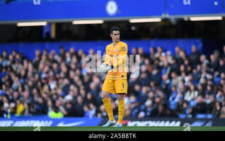 Stamford Bridge, Londra, Regno Unito. Xix oct, 2019. English Premier League Football, Chelsea contro il Newcastle United; Kepa Arrizabalaga di Chelsea - rigorosamente solo uso editoriale. Nessun uso non autorizzato di audio, video, dati, calendari, club/campionato loghi o 'live' servizi. Online in corrispondenza uso limitato a 120 immagini, nessun video emulazione. Nessun uso in scommesse, giochi o un singolo giocatore/club/league pubblicazioni Credito: Azione Sport Plus/Alamy Live News Foto Stock