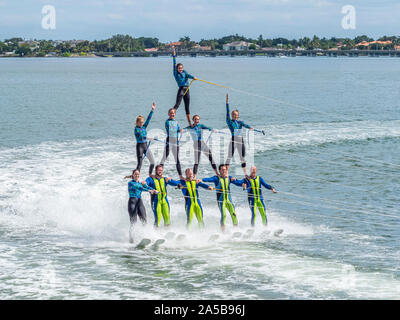 Sarasota Ski-un-Rees Water Ski team di preformatura Sarasota Bay in Sarasota Florida Foto Stock