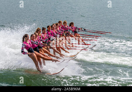 Sarasota Ski-un-Rees Water Ski team di preformatura Sarasota Bay in Sarasota Florida Foto Stock