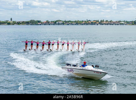 Sarasota Ski-un-Rees Water Ski team di preformatura Sarasota Bay in Sarasota Florida Foto Stock