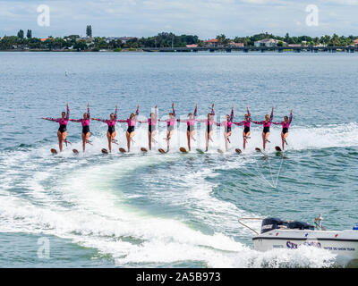 Sarasota Ski-un-Rees Water Ski team di preformatura Sarasota Bay in Sarasota Florida Foto Stock