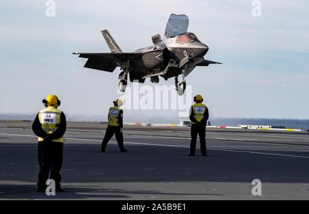 La Royal Navy F-35B Lightning Stealth Fighter Aircraft effettua un atterraggio verticale sul ponte di volo dell'HMS Queen Elizabeth durante operazioni di volo il 17 ottobre 2019 nell'Oceano Atlantico. HMS Queen Elizabeth, è la più grande nave da guerra mai costruita dalla Royal Navy e attualmente è distribuito come supporto di esercizio WESTLANT 19. Foto Stock