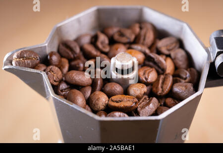 I chicchi di caffè in un caffè espresso italiano pot. Il caffè del mattino e del tempo rilassante. Macro shot. Foto Stock