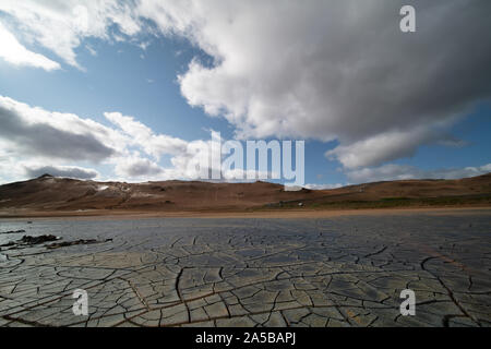 Terreni secchi nel deserto. Rotto la crosta del suolo Foto Stock