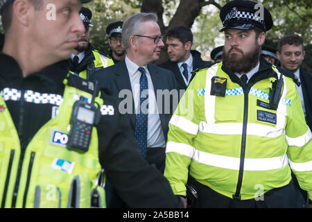 Michael Gove MP ha bisogno di protezione della polizia quando lascia la camera dei comuni dopo il dibattito sulla Brexit il Super sabato 19 ottobre 2019. Minaccioso linguaggio violento verbale gridato ai deputati. Londra, Inghilterra Regno Unito 2010s HOMER SYKES Foto Stock