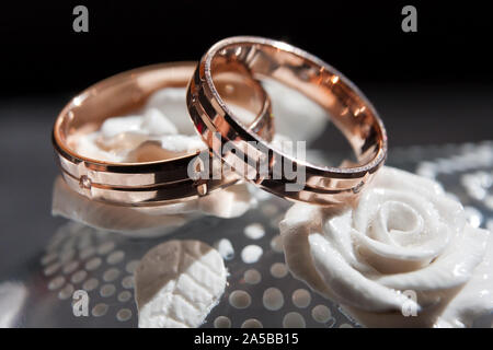Oro anelli di nozze, romantico simbolo dell amore Foto Stock