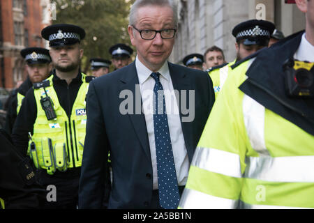 Michael Gove MP ha bisogno di protezione della polizia quando lascia la camera dei comuni dopo il dibattito sulla Brexit il Super sabato 19 ottobre 2019. Minaccioso linguaggio violento verbale gridato ai deputati. Londra, Inghilterra Regno Unito 2010s HOMER SYKES Foto Stock