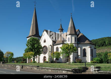 La chiesa di S. Martino in Olsberg Bigge. Un round in vetro piombato finestra sul lato sud. I tetti sono slated. Foto Stock