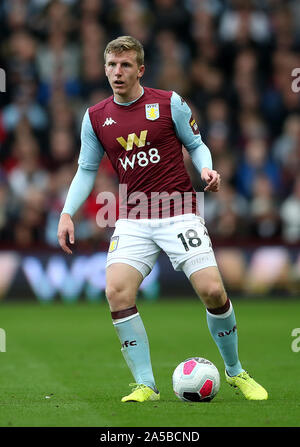 Aston Villa di Matt Targett durante il match di Premier League a Villa Park, Birmingham. Foto Stock