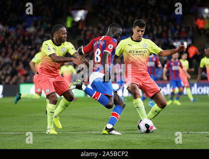 Selhurst Park, London, Regno Unito. Xix oct, 2019. ; Selhurst Park, Londra, Inghilterra; English Premier League Football, Crystal Palace contro Manchester City; Cheikhou Kouyaté di Crystal Palace essendo marcato da Rodri e Raheem Sterling di Manchester City - rigorosamente solo uso editoriale. Nessun uso non autorizzato di audio, video, dati, calendari, club/campionato loghi o 'live' servizi. Online in corrispondenza uso limitato a 120 immagini, nessun video emulazione. Nessun uso in scommesse, giochi o un singolo giocatore/club/league pubblicazioni Credito: Azione Sport Plus/Alamy Live News Foto Stock