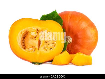 In autunno il colore arancione zucca. Hokkaido zucche dimezzato e le fette su bianco Foto Stock