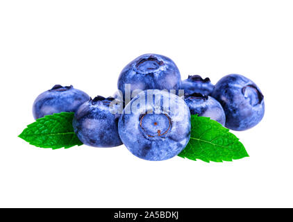 Mirtillo. Cumulo di mirtilli con foglia di menta su bianco. Immagine inclusa tracciato di ritaglio Foto Stock