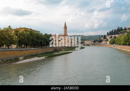 Vista panoramica sul fiume dige in serata a Verona Foto Stock