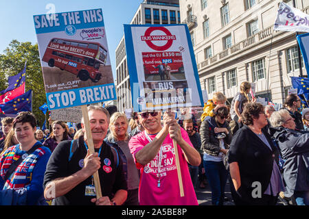 Londra, Regno Unito. Il 19 ottobre 2019. Due uomini con cartelli con autobus. Una folla immensa marche da Park Lane in Parlamento al popolo la scelta marzo chiede un referendum per la Brexit accordo negoziato da Boris Johnson. Dicono che ora sappiamo di più circa che cosa Brexit significherebbe il pubblico deve essere chiesto di fare una scelta informata se sia il caso di abbandonare l'Europa. Molti hanno fatto chiaro il loro desiderio di stare nella UE che dicono che è molto meglio trattare di Johnson ha negoziato e che essi non hanno fiducia i Tories non perseguire un 'no deal' uscire se lasciato andare avanti. Peter Marshall / Alamy Live News Foto Stock