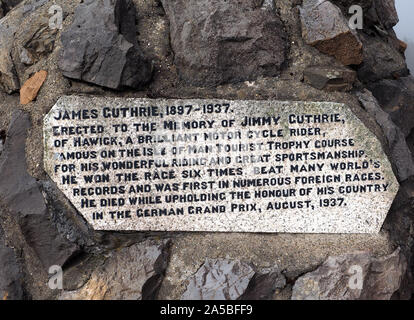 Memorial a Scottish motor bike racer James Guthrie sull' Isola di Man TT in corso presso un luogo chiamato Guthrie. Ha vinto la gara per sei volte. Isola di Man Foto Stock