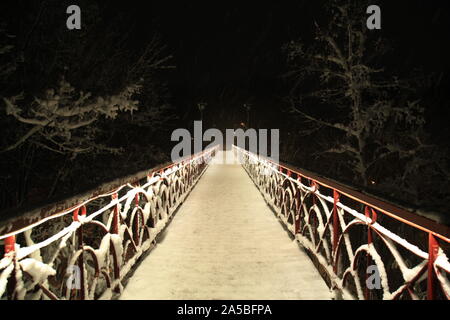 Kiev, Ucraina - 14 dicembre 2018: il ponte nella notte. Amante di Ponte a Kiev in Ucraina. Il ponte pedonale sotto l'illuminazione notturna Foto Stock