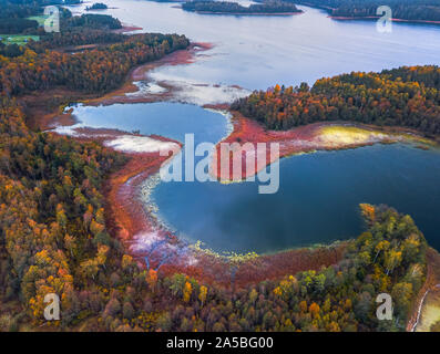 Veduta aerea del lago con mantelli e flessioni Foto Stock