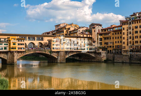 Ponte Vecchio a Firenze, Toscana, Italia. Questo medievale ponte di pietra che attraversa il fiume Arno, è costituito da tre archi segmentale e ha Foto Stock