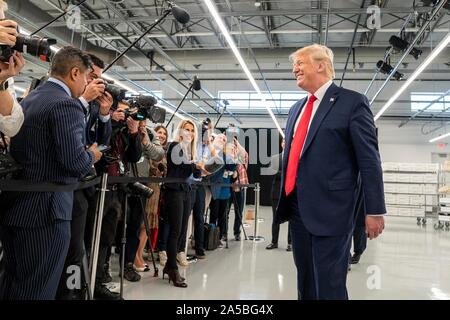 U.S presidente Donald Trump si ferma a parlare con i media durante un tour dell'appena inaugurato Louis Vuitton Workshop Rochambeau Ottobre 17, 2019 in Alvarado, Texas. Foto Stock