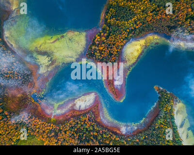Veduta aerea del lago con mantelli e flessioni Foto Stock