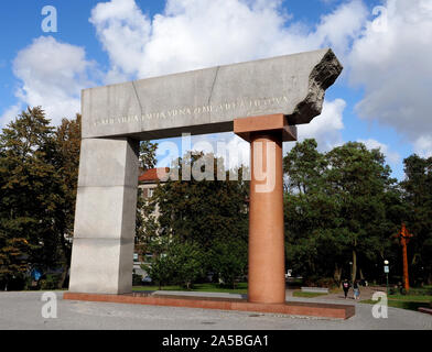 Monumento a un regno della Lituania, Klaipeda, Lituania. Il monumento di arco al regno della Lituania segna l'ottantesimo anniversario dell unificazione di Klaipeda Foto Stock