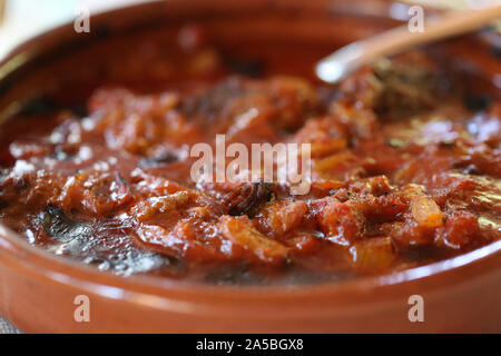 Agnello, pomodoro e stufato di vegetali in una grande pentola di marrone. Lenta Cottura sana e deliziosa comfort food perfetto per le fredde giornate invernali. Pronto a mangiare. Foto Stock