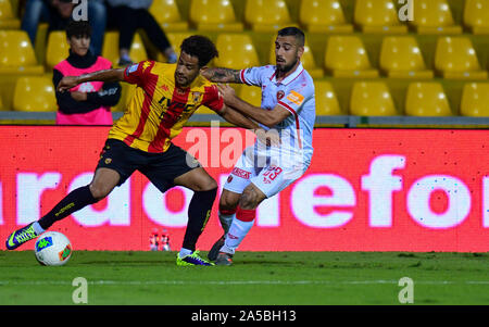 Benevento, Italia. Xix oct, 2019. Tello (Benevento) vanificata da Falzerano (Perufiduring Benevento vs Perugia, Calcio Italiano Serie B del campionato Gli uomini a Benevento, Italia, 19 Ottobre 2019 - LPS/Andrea DÃ Â'Amico Credito: Andrea DÃ Â'Amico/LP/ZUMA filo/Alamy Live News Foto Stock