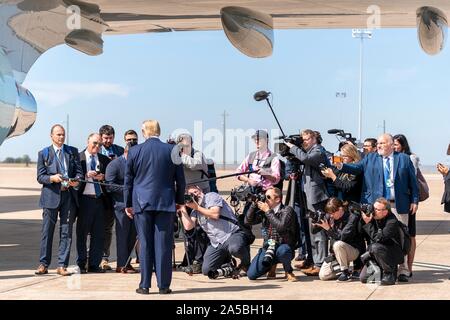 U.S presidente Donald Trump si ferma a parlare con i media dopo lo sbarco Air Force One al giunto di base riserva Fort Worth Ottobre 17, 2019 a Fort Worth, Texas. Foto Stock