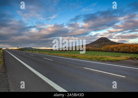 Sulla strada vuota nella Boemia centrale Highlands, Repubblica Ceca. Boemia centrale Uplands è una catena montuosa situata nella Boemia settentrionale. La gamma Foto Stock