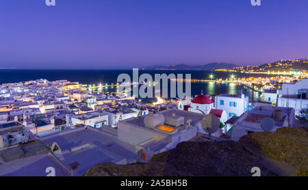 Vista di bei palazzi bianchi sulla riva del mare durante il blu ora come si vede da bonis windmill mykonos grecia Foto Stock