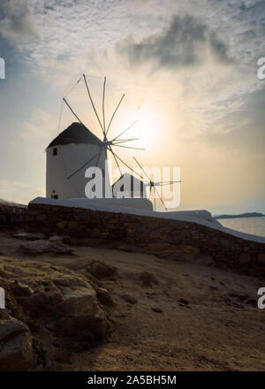 Landmark mulini a vento della Grecia vicino a little venice mykonos incandescente nella luce del sole Foto Stock