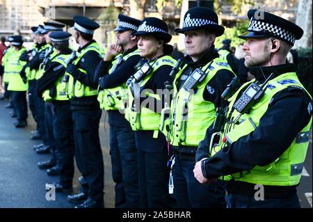 Linea di polizia. Voto popolare marzo. Vicino a un milione di Anti-Brexit manifestanti hanno marciato sul Parlamento di chiedere un secondo referendum.Palazzo di Westminster a Londra. Regno Unito Foto Stock