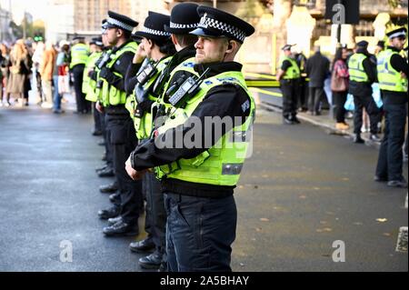 Linea di polizia. Voto popolare marzo. Vicino a un milione di Anti-Brexit manifestanti hanno marciato sul Parlamento di chiedere un secondo referendum.Palazzo di Westminster a Londra. Regno Unito Foto Stock